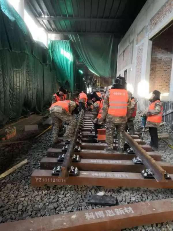 今日頭條、北京日?qǐng)?bào)：13號(hào)線清河站撥線工程倒計(jì)時(shí)，京城地鐵首  次鋪上樹脂軌枕