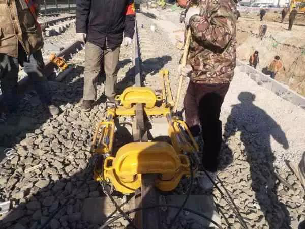 今日頭條、北京日?qǐng)?bào)：13號(hào)線清河站撥線工程倒計(jì)時(shí)，京城地鐵首  次鋪上樹脂軌枕