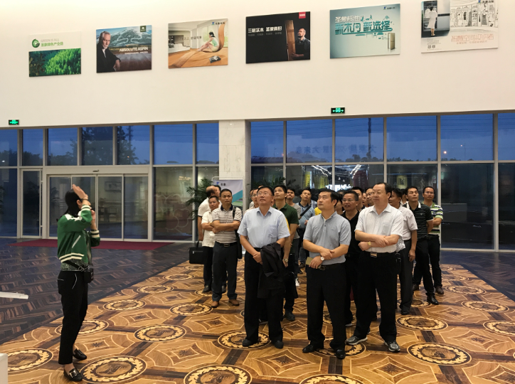 廣西林業(yè)產(chǎn)業(yè)行業(yè)協(xié)會(huì)李可夫理事長帶領(lǐng)  廣西林業(yè)企業(yè)代表團(tuán)考察大亞人造…